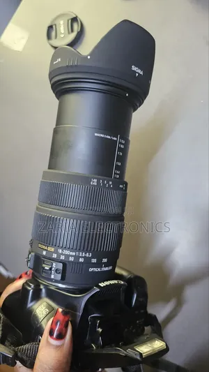 Canon Zoom Lens 18-200mm With Lens Hood (Sigma)