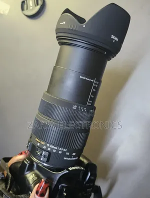 Canon Zoom Lens 18-200mm With Lens Hood (Sigma)