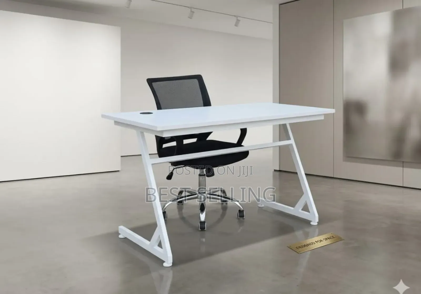 Classic Designed Single Metallic Stand Table and Chair