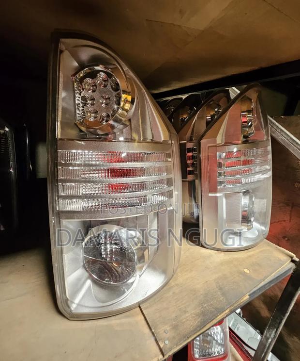 Voxy/Noah Taillights
