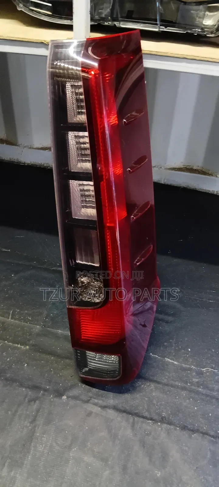 Right Taillight Toyota Noah 2015