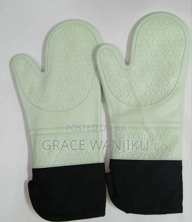 A Pair of Silicone Oven Gloves*