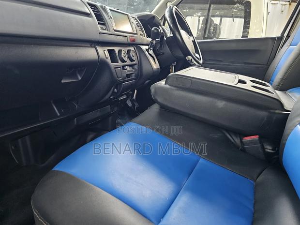 Toyota HiAce 2013 White - thumbnail 4