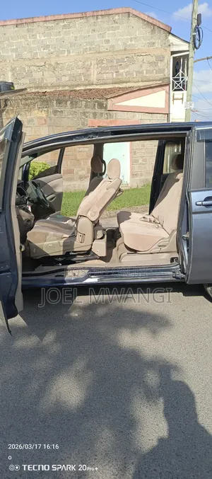 Toyota ISIS 2006 Gray