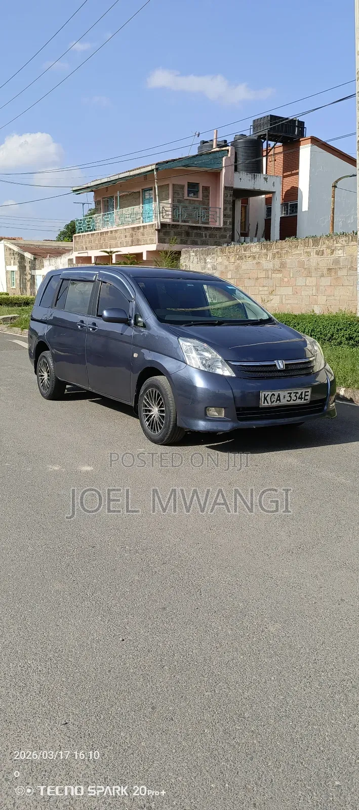 Toyota ISIS 2006 Gray