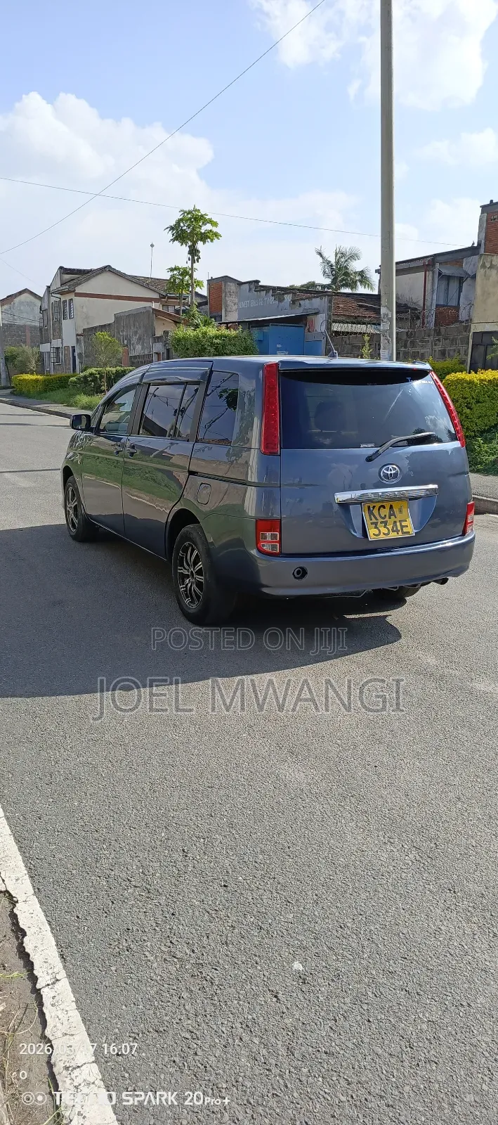 Toyota ISIS 2006 Gray