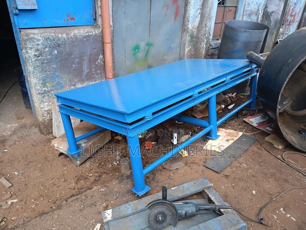 Vibrating Table Machine