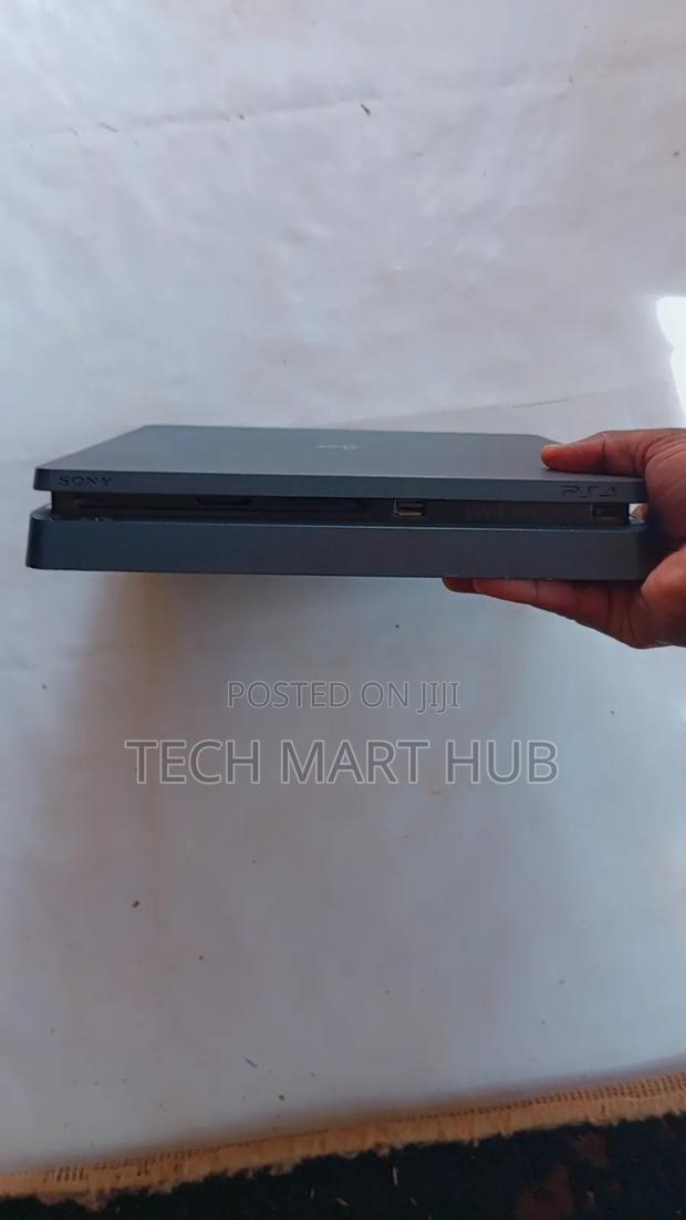 Playstation 4 Slim - thumbnail 2