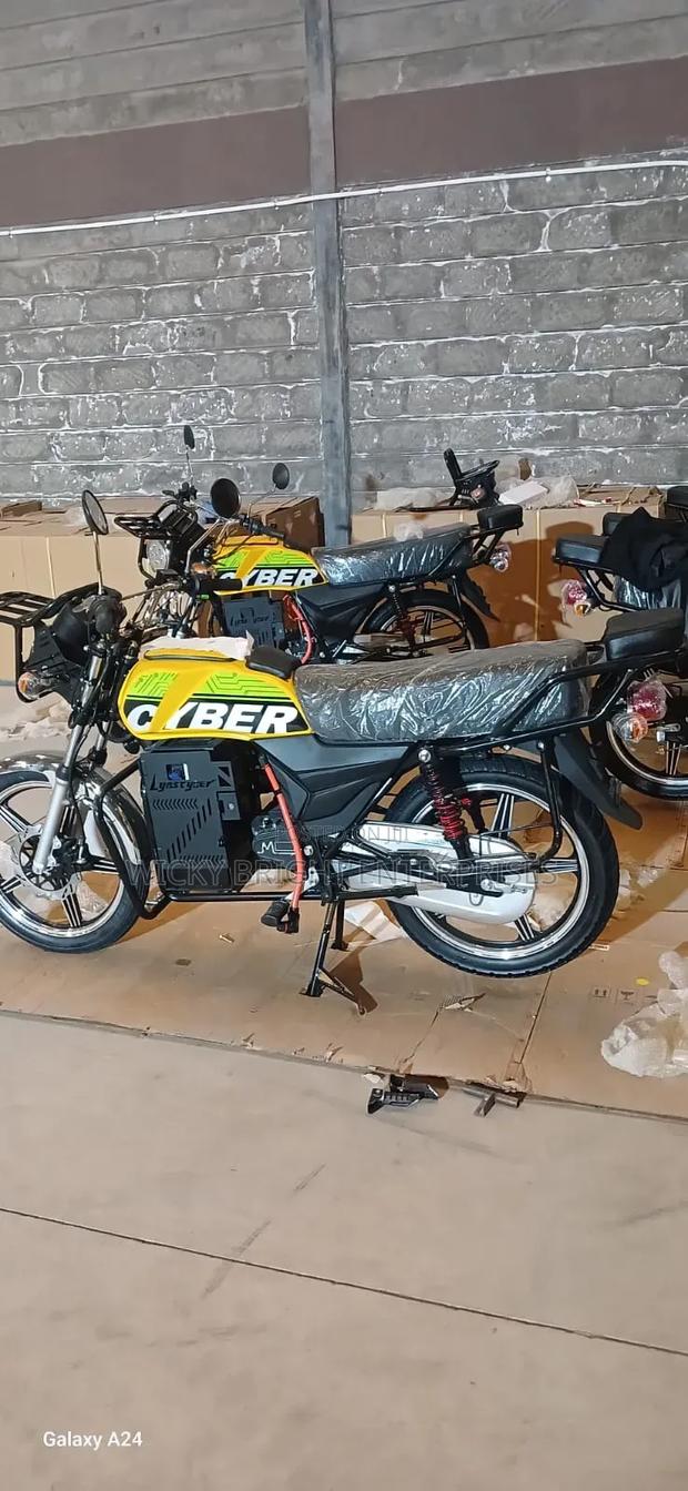 New Motorcycle 2025 Yellow - main view