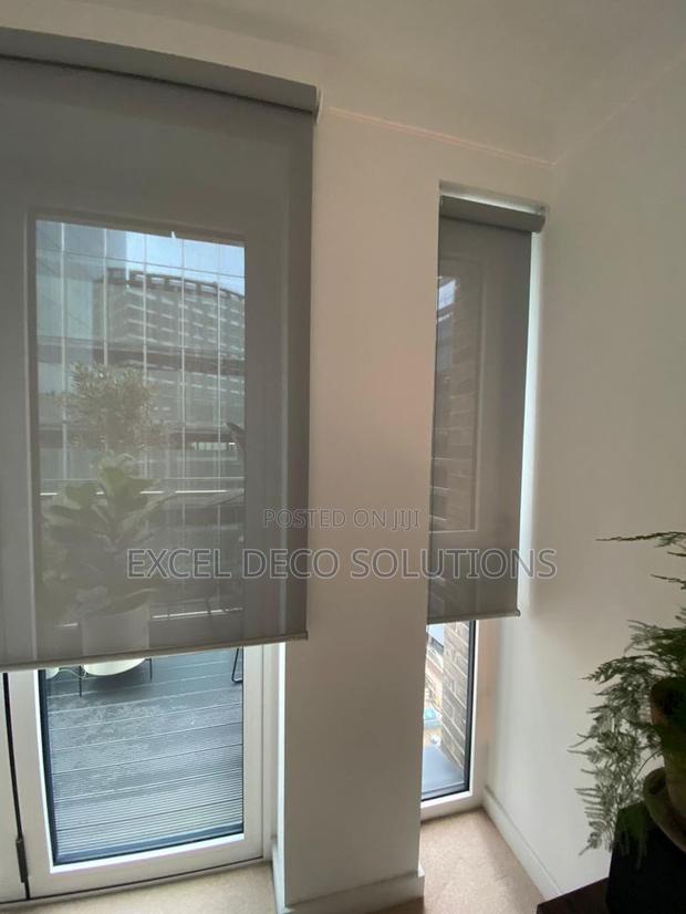 Roller Sunscreen Blinds for Comfortable Daylight and Privacy Control