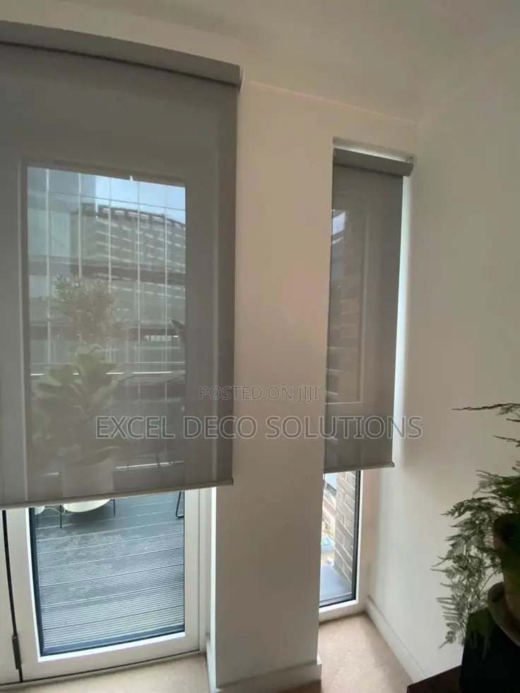 Roller Sunscreen Blinds for Comfortable Daylight and Privacy Control