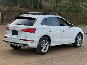 Audi Q5 45 Premium AWD quattro 2020 Off white