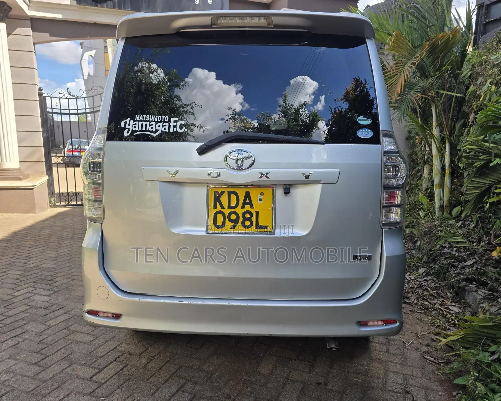 Toyota Voxy 2013 Silver