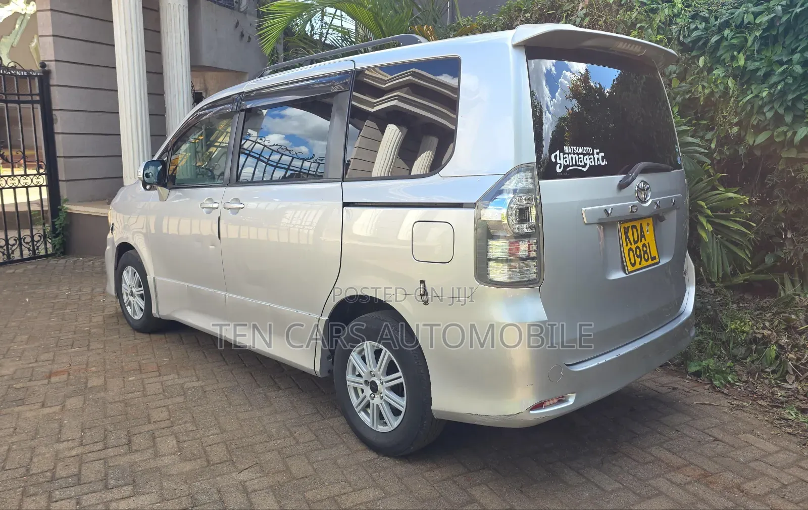 Toyota Voxy 2013 Silver