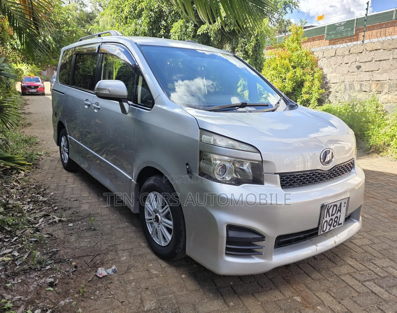 Toyota Voxy 2013 Silver