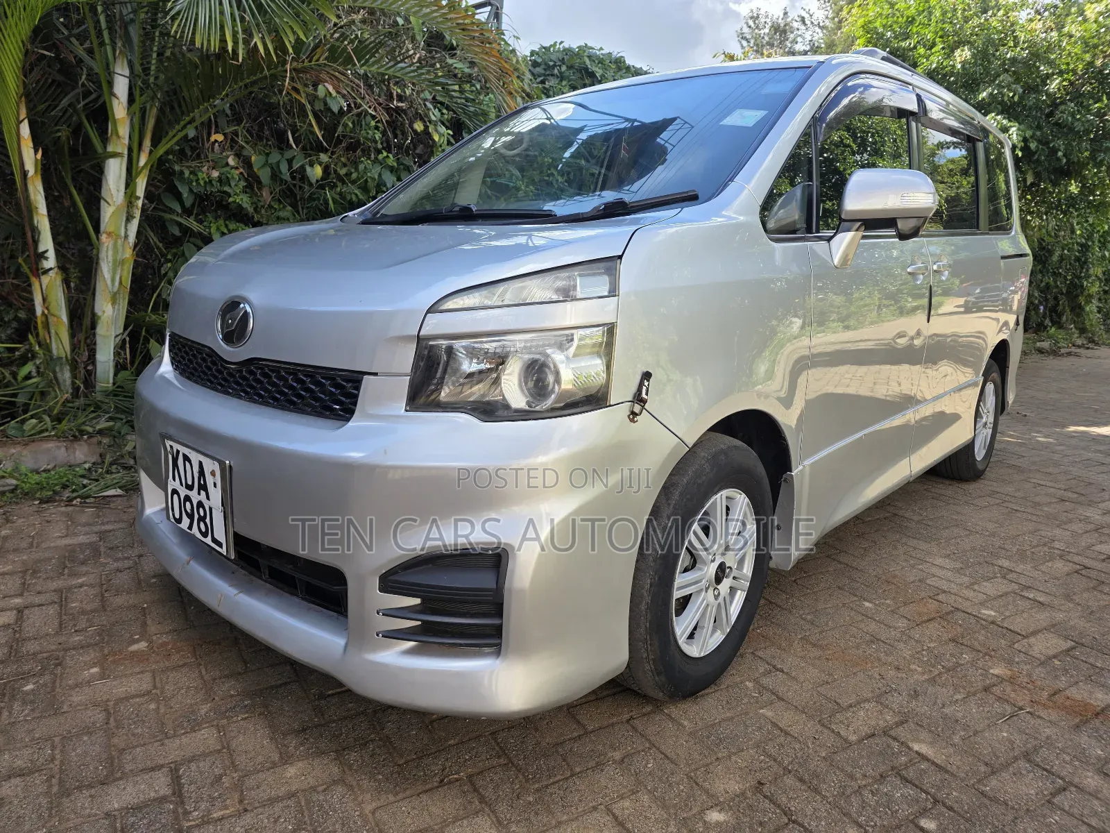 Toyota Voxy 2013 Silver