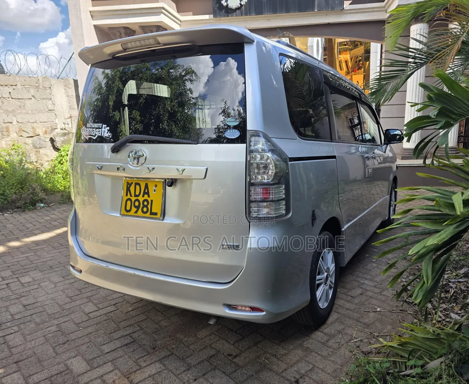 Toyota Voxy 2013 Silver