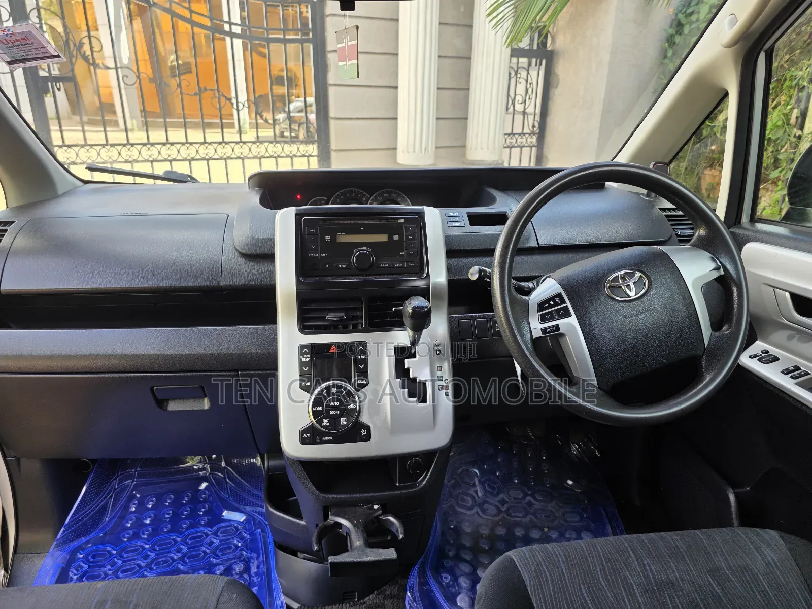Toyota Voxy 2013 Silver