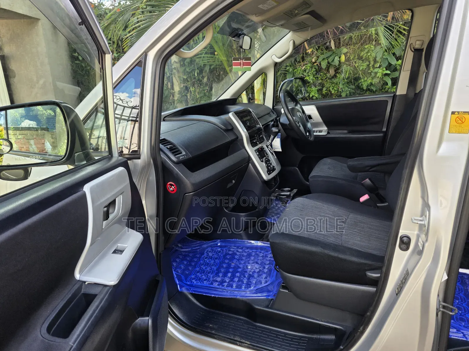 Toyota Voxy 2013 Silver