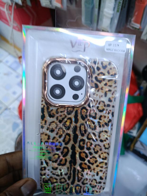 Cinka Cheetah Print iPhone 15 Pro Glossy Pated Case -Brown