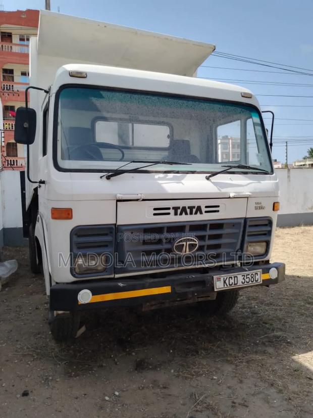 Tata Tipper Truck 2012 White - thumbnail 8