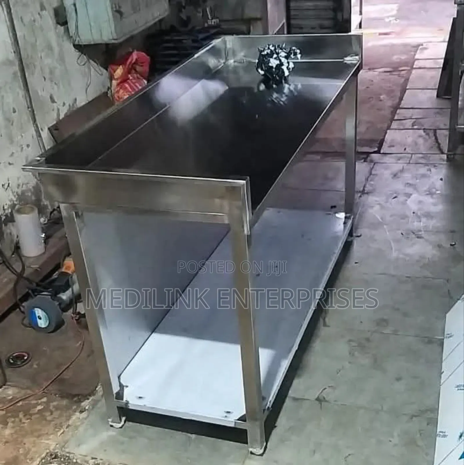 Customized Stainless Steel Commercial Kitchen Cabinets With a Prep