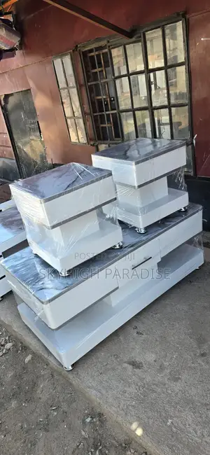 Marble Topping With Stools