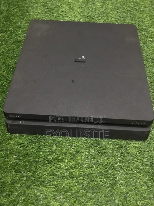 Ps4 Slim With Controllers and Free Games - thumbnail 2