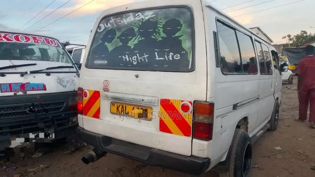 Nissan Caravan (Urvan) 2000 White - thumbnail 2