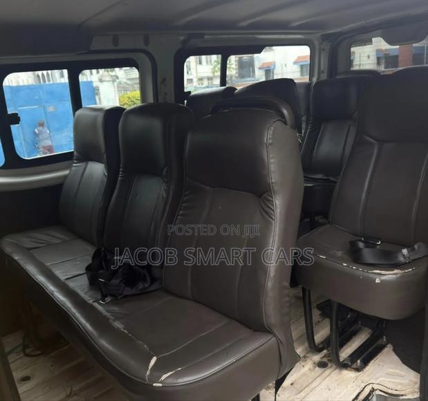 Nissan Caravan (Urvan) 2015 Yellow - thumbnail 3