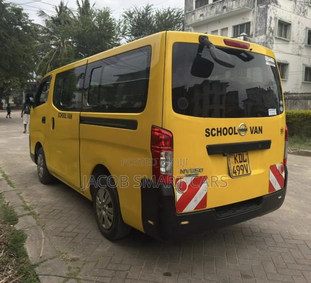 Nissan Caravan (Urvan) 2015 Yellow - thumbnail 5