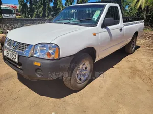 Nissan Pick-Up 2010 White