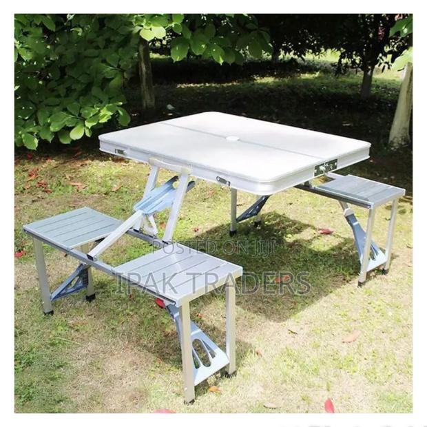 Foldable Table at White/Silver