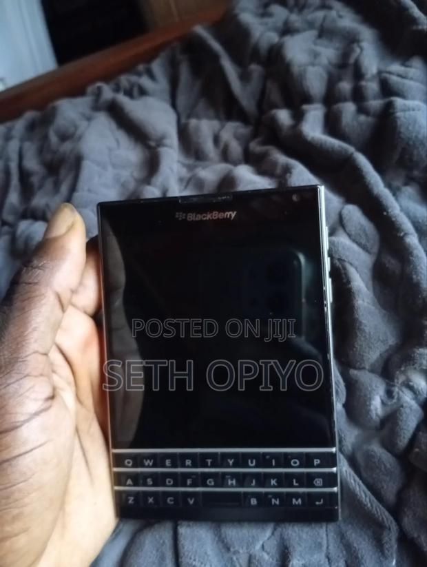 BlackBerry Passport 32 GB Black - main view