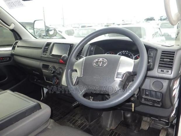 Toyota HiAce 2019 White - thumbnail 5