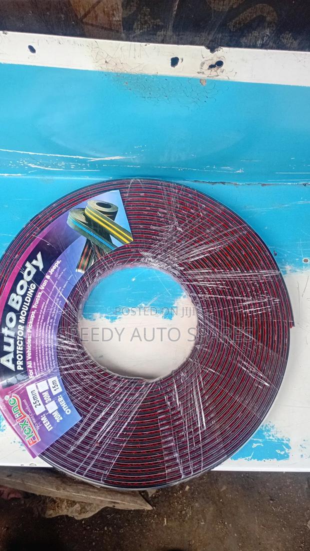 Universal Moulding Chrome