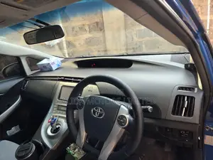 Toyota Prius Four 4dr Hatchback (1.8L 4cyl gas/electric hybrid CVT)