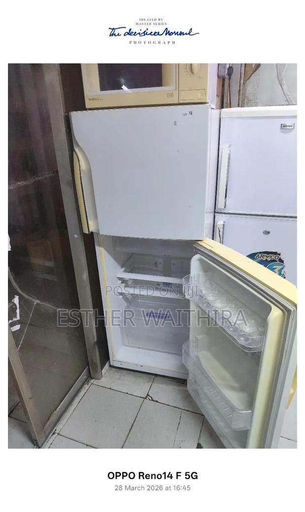 Sumsung Pure White Fridge in Good Working Condition - thumbnail 3