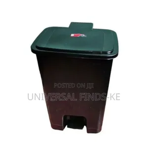 A Plastic Pedal Bin 30 Litres
