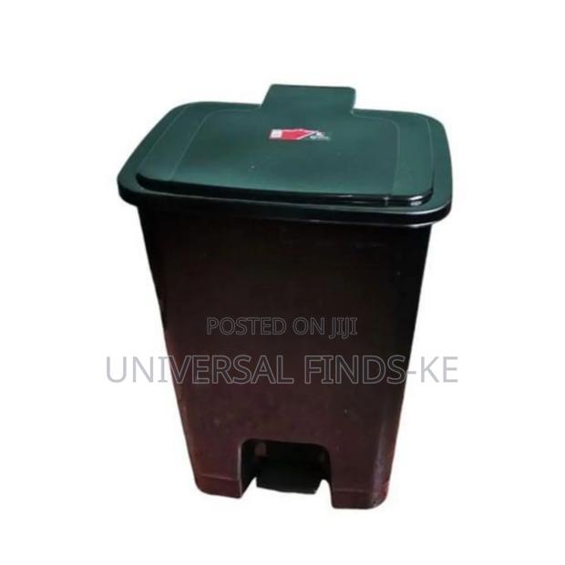 A Plastic Pedal Bin 30 Litres