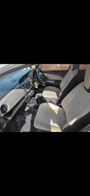 Toyota Vitz 2014 Silver