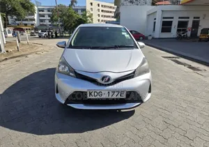 Toyota Vitz 2014 Silver