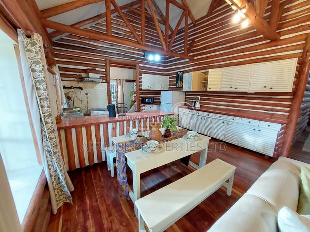 Furnished 2bdrm Bungalow in Ridgeways for rent - thumbnail 4