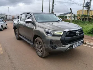 Toyota Hilux 2023 Gold
