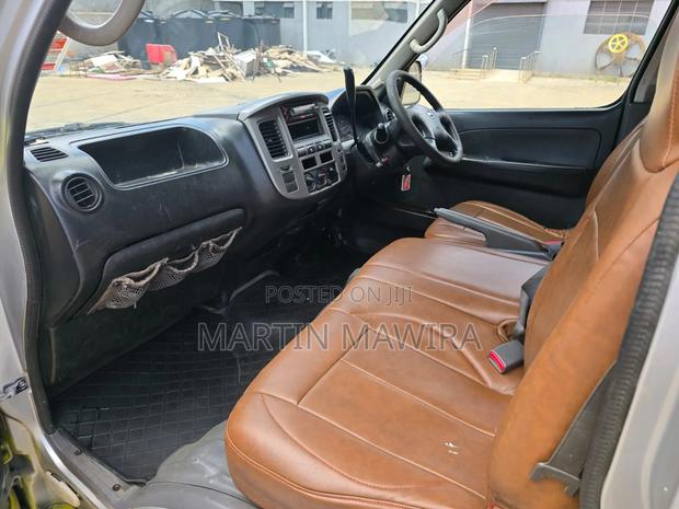 Nissan Caravan (Urvan) 2009 Yellow - thumbnail 15