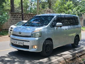 Toyota Voxy 2012 Silver