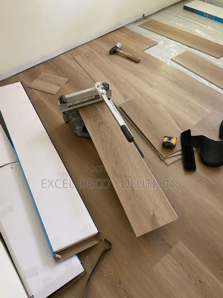 Modern Laminate Flooring for Living Room, Bedroom and Office Use