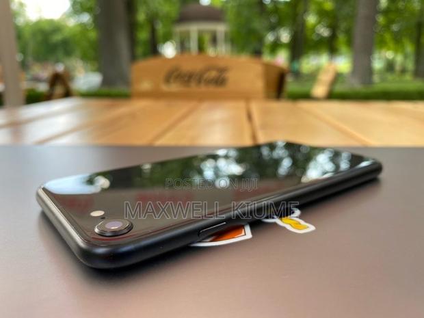 Apple iPhone SE (2020) 64 GB Black - main view