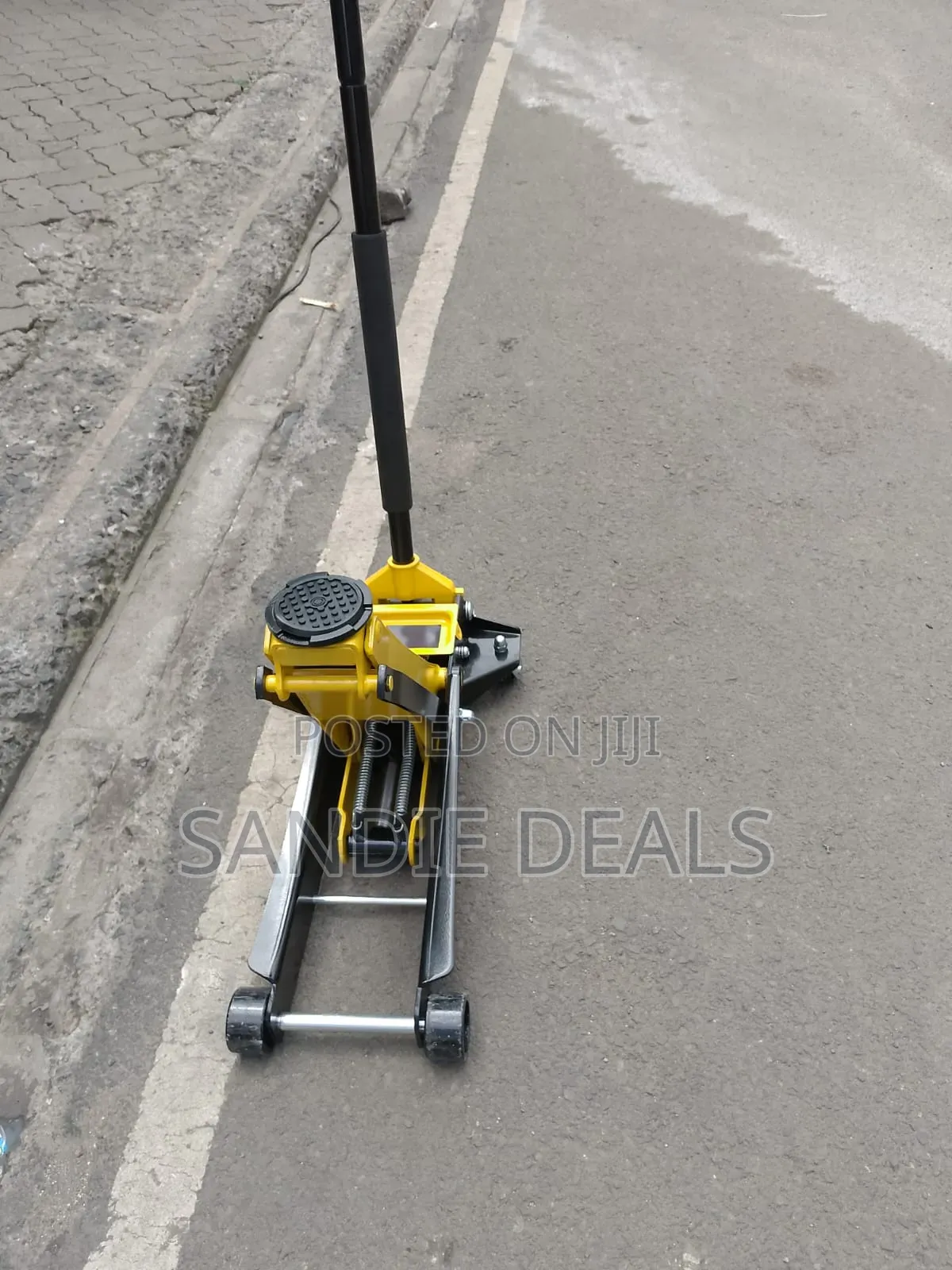 4 Tonne Hydraulic Floor Jack in Cars
