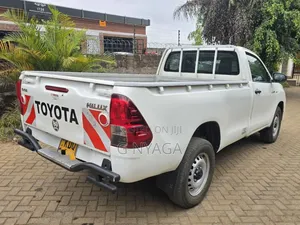 Toyota Hilux 2024 White